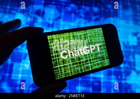 Digitales Composite des Microsoft ChatGPT OpenAI Chatbot-Logos auf dem Telefonbildschirm Stockfoto