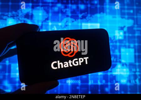 Digitales Composite des Microsoft ChatGPT OpenAI Chatbot-Logos auf dem Telefonbildschirm Stockfoto