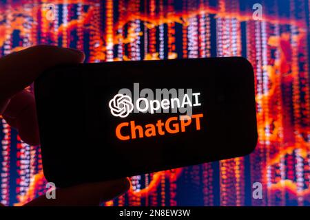Digitales Composite des Microsoft ChatGPT OpenAI Chatbot-Logos auf dem Telefonbildschirm Stockfoto