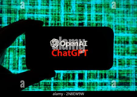 Digitales Composite des Microsoft ChatGPT OpenAI Chatbot-Logos auf dem Telefonbildschirm Stockfoto