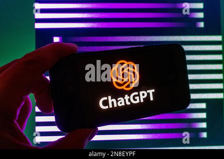 Digitales Composite des Microsoft ChatGPT OpenAI Chatbot-Logos auf dem Telefonbildschirm Stockfoto