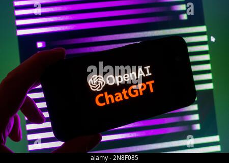 Digitales Composite des Microsoft ChatGPT OpenAI Chatbot-Logos auf dem Telefonbildschirm Stockfoto