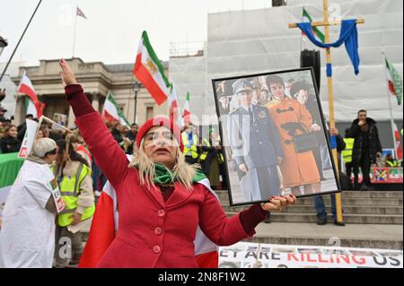 Trafalgar Square, London, Großbritannien. 11. Februar 2023 Tausende iranischer Protestkundgebungen, Aufstände gegen das nicht-islamische Regime des Iran, Khomenei, der Oberste Führer des Iran, müssen gehen, London, Großbritannien. Kredit: Siehe Li/Picture Capital/Alamy Live News Stockfoto