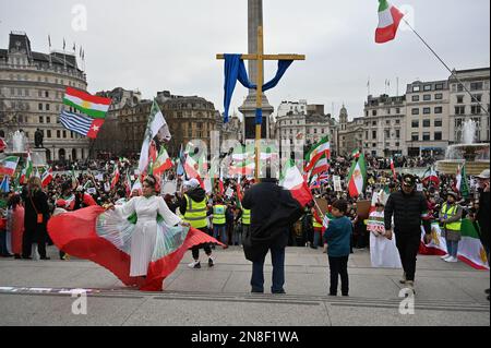 Trafalgar Square, London, Großbritannien. 11. Februar 2023 Tausende iranischer Protestkundgebungen, Aufstände gegen das nicht-islamische Regime des Iran, Khomenei, der Oberste Führer des Iran, müssen gehen, London, Großbritannien. Kredit: Siehe Li/Picture Capital/Alamy Live News Stockfoto