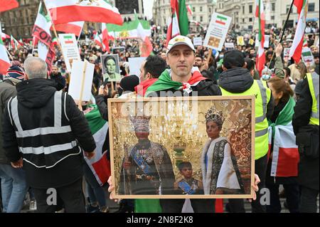 Trafalgar Square, London, Großbritannien. 11. Februar 2023 Tausende iranischer Protestkundgebungen, Aufstände gegen das nicht-islamische Regime des Iran, Khomenei, der Oberste Führer des Iran, müssen gehen, London, Großbritannien. Kredit: Siehe Li/Picture Capital/Alamy Live News Stockfoto