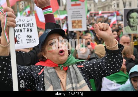 Trafalgar Square, London, Großbritannien. 11. Februar 2023 Tausende iranischer Protestkundgebungen, Aufstände gegen das nicht-islamische Regime des Iran, Khomenei, der Oberste Führer des Iran, müssen gehen, London, Großbritannien. Kredit: Siehe Li/Picture Capital/Alamy Live News Stockfoto