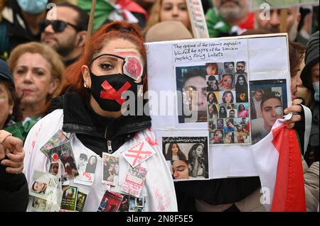 Trafalgar Square, London, Großbritannien. 11. Februar 2023 Tausende iranischer Protestkundgebungen, Aufstände gegen das nicht-islamische Regime des Iran, Khomenei, der Oberste Führer des Iran, müssen gehen, London, Großbritannien. Kredit: Siehe Li/Picture Capital/Alamy Live News Stockfoto