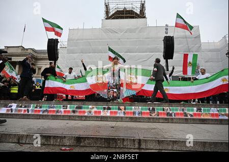 Trafalgar Square, London, Großbritannien. 11. Februar 2023 Tausende iranischer Protestkundgebungen, Aufstände gegen das nicht-islamische Regime des Iran, Khomenei, der Oberste Führer des Iran, müssen gehen, London, Großbritannien. Kredit: Siehe Li/Picture Capital/Alamy Live News Stockfoto