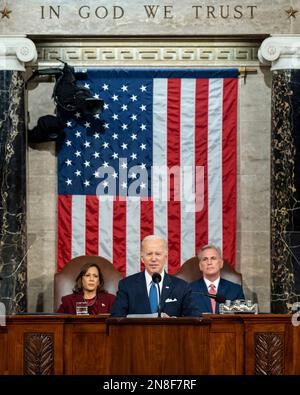 Washington, Vereinigte Staaten Von Amerika. 07. Februar 2023. Washington, Vereinigte Staaten von Amerika. 07. Februar 2023. US-Präsident Joe Biden hält seine Rede zur Lage der Union auf der gemeinsamen Kongresstagung am 7. Februar 2023 in Washington, DC-Vizepräsident Kamala Harris, Left, und Sprecher Kevin McCarthy, Right, Sit behind. Kredit: Adam Schultz/White House Photo/Alamy Live News Stockfoto