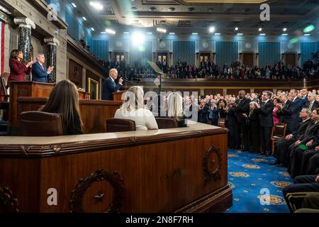 Washington, Vereinigte Staaten Von Amerika. 07. Februar 2023. Washington, Vereinigte Staaten von Amerika. 07. Februar 2023. US-Präsident Joe Biden hält seine Rede zur Lage der Union auf der gemeinsamen Kongresstagung am 7. Februar 2023 in Washington, DC-Vizepräsident Kamala Harris, Left, und Sprecher Kevin McCarthy, Right, Sit behind. Kredit: Adam Schultz/White House Photo/Alamy Live News Stockfoto