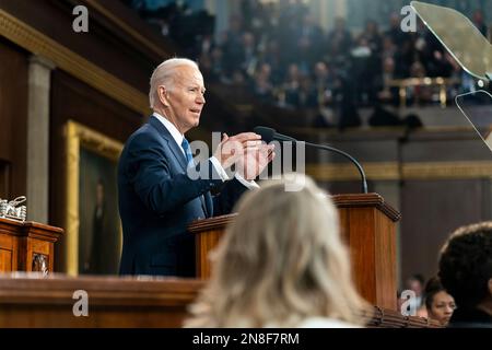 Washington, Vereinigte Staaten Von Amerika. 07. Februar 2023. Washington, Vereinigte Staaten von Amerika. 07. Februar 2023. US-Präsident Joe Biden hält seine Rede zur Lage der Union auf der gemeinsamen Kongresstagung am 7. Februar 2023 in Washington, DC-Vizepräsident Kamala Harris, Left, und Sprecher Kevin McCarthy, Right, Sit behind. Kredit: Adam Schultz/White House Photo/Alamy Live News Stockfoto