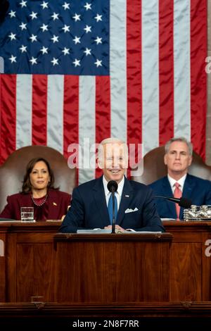 Washington, Vereinigte Staaten Von Amerika. 07. Februar 2023. Washington, Vereinigte Staaten von Amerika. 07. Februar 2023. US-Präsident Joe Biden hält seine Rede zur Lage der Union auf der gemeinsamen Kongresstagung am 7. Februar 2023 in Washington, DC-Vizepräsident Kamala Harris, Left, und Sprecher Kevin McCarthy, Right, Sit behind. Kredit: Adam Schultz/White House Photo/Alamy Live News Stockfoto