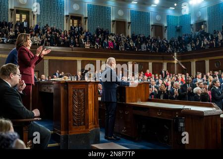 Washington, Vereinigte Staaten Von Amerika. 07. Februar 2023. Washington, Vereinigte Staaten von Amerika. 07. Februar 2023. US-Präsident Joe Biden hält seine Rede zur Lage der Union auf der gemeinsamen Kongresstagung am 7. Februar 2023 in Washington, DC-Vizepräsident Kamala Harris, Left, und Sprecher Kevin McCarthy, Right, Sit behind. Kredit: Adam Schultz/White House Photo/Alamy Live News Stockfoto