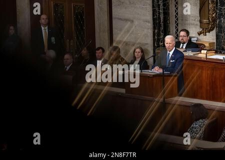 Washington, Vereinigte Staaten Von Amerika. 07. Februar 2023. Washington, Vereinigte Staaten von Amerika. 07. Februar 2023. US-Präsident Joe Biden hält seine Rede zur Lage der Union auf der gemeinsamen Kongresstagung am 7. Februar 2023 in Washington, DC-Vizepräsident Kamala Harris, Left, und Sprecher Kevin McCarthy, Right, Sit behind. Kredit: Carlos Fyfe/White House Photo/Alamy Live News Stockfoto