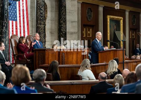 Washington, Vereinigte Staaten Von Amerika. 07. Februar 2023. Washington, Vereinigte Staaten von Amerika. 07. Februar 2023. US-Präsident Joe Biden hält seine Rede zur Lage der Union auf der gemeinsamen Kongresstagung am 7. Februar 2023 in Washington, DC-Vizepräsident Kamala Harris, Left, und Sprecher Kevin McCarthy, Right, Sit behind. Kredit: Adam Schultz/White House Photo/Alamy Live News Stockfoto