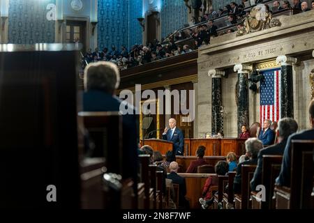 Washington, Vereinigte Staaten Von Amerika. 07. Februar 2023. Washington, Vereinigte Staaten von Amerika. 07. Februar 2023. US-Präsident Joe Biden hält seine Rede zur Lage der Union auf der gemeinsamen Kongresstagung am 7. Februar 2023 in Washington, DC-Vizepräsident Kamala Harris, Left, und Sprecher Kevin McCarthy, Right, Sit behind. Kredit: Adam Schultz/White House Photo/Alamy Live News Stockfoto