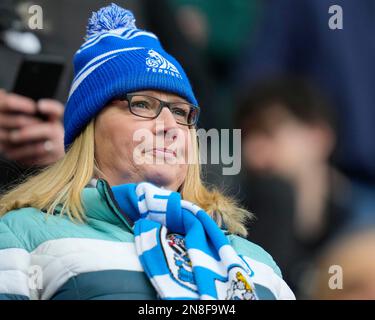 Wigan, Großbritannien. 11. Februar 2023. Huddersfield Town Fan vor dem Sky Bet Championship-Spiel Wigan Athletic vs Huddersfield Town im DW Stadium, Wigan, Großbritannien, 11. Februar 2023 (Foto von Steve Flynn/News Images) in Wigan, Großbritannien, am 2./11. Februar 2023. (Foto: Steve Flynn/News Images/Sipa USA) Guthaben: SIPA USA/Alamy Live News Stockfoto