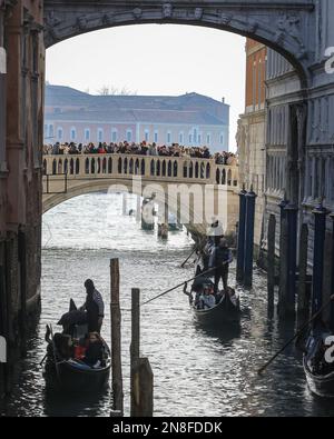 Venedig, Italien. 11. Februar 2023. Eine dicht gepackte Brücke in Riva degli Schiavoni am Ufer. In den zentralen Gegenden von Venedig sind für den Karneval 2023, dem ersten Jahr, in dem nach Covid wieder volle Feierlichkeiten stattfinden, vollgepackte Straßen, Boulevards und Brücken zu sehen. Am Nachmittag schätzte die örtliche Polizei, dass ca. achtzigtausend Feiern, Besucher und Einheimische allein in der Gegend um den Markusplatz waren. Venedig sonnte sich heute in der wunderschönen Sonne, die vielleicht noch mehr Menschen dazu gebracht hat, mitzumachen. Kredit: Imageplotter/Alamy Live News Stockfoto