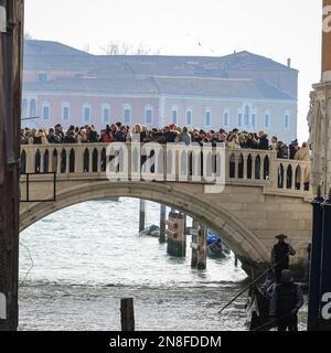 Venedig, Italien. 11. Februar 2023. Eine dicht gepackte Brücke in Riva degli Schiavoni am Ufer. In den zentralen Gegenden von Venedig sind für den Karneval 2023, dem ersten Jahr, in dem nach Covid wieder volle Feierlichkeiten stattfinden, vollgepackte Straßen, Boulevards und Brücken zu sehen. Am Nachmittag schätzte die örtliche Polizei, dass ca. achtzigtausend Feiern, Besucher und Einheimische allein in der Gegend um den Markusplatz waren. Venedig sonnte sich heute in der wunderschönen Sonne, die vielleicht noch mehr Menschen dazu gebracht hat, mitzumachen. Kredit: Imageplotter/Alamy Live News Stockfoto