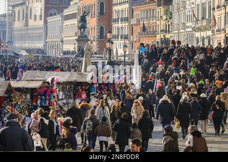 Venedig, Italien. 11. Februar 2023. Die dicht gepackte Riva degli Schiavoni am Ufer. In den zentralen Gegenden von Venedig sind für den Karneval 2023, dem ersten Jahr, in dem nach Covid wieder volle Feierlichkeiten stattfinden, vollgepackte Straßen, Boulevards und Brücken zu sehen. Am Nachmittag schätzte die örtliche Polizei, dass ca. achtzigtausend Feiern, Besucher und Einheimische allein in der Gegend um den Markusplatz waren. Venedig sonnte sich heute in der wunderschönen Sonne, die vielleicht noch mehr Menschen dazu gebracht hat, mitzumachen. Kredit: Imageplotter/Alamy Live News Stockfoto