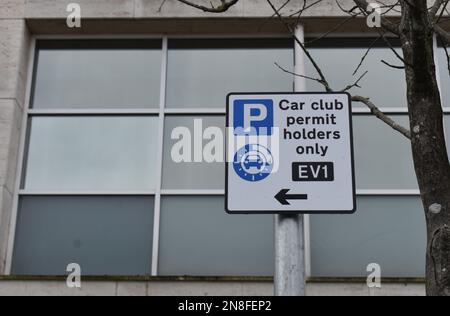 Schild: 'Car Club permit holders only' mit Kopierfeld in Milton Keynes. Stockfoto