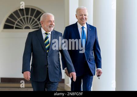 Washington, Vereinigte Staaten Von Amerika. 10. Februar 2023. Washington, Vereinigte Staaten von Amerika. 10. Februar 2023. US-Präsident Joe Biden, rechts, geht mit dem brasilianischen Präsidenten Luiz Inacio Lula da Silva durch die Westkolonnade des Weißen Hauses, 10. Februar 2023 in Washington, DC. Kredit: Adam Schultz/White House Photo/Alamy Live News Stockfoto