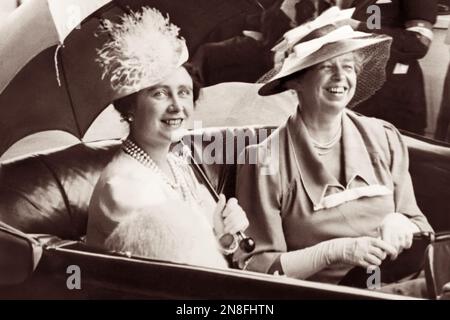 Eleanor Roosevelt und Königin Elizabeth, die einen Schirm halten, in einem Auto, das am 8. Juni 1939 während des königlichen Besuchs in den Vereinigten Staaten von Großbritannien König George VI. Und der Königlichen Gemahlin die Union Station zum Weißen Haus verlässt.