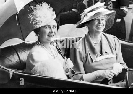 Eleanor Roosevelt und Königin Elizabeth, die einen Schirm halten, in einem Auto, das am 8. Juni 1939 während des königlichen Besuchs in den Vereinigten Staaten von Großbritannien König George VI. Und der Königlichen Gemahlin die Union Station zum Weißen Haus verlässt. Stockfoto