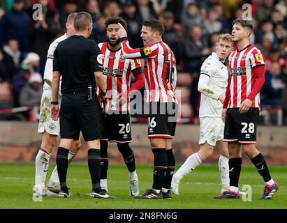 Sheffield, England, 11. Februar 2023. Oliver Norwood aus Sheffield Utd spricht mit dem Schiedsrichter Matthew Donohue während des Sky Bet Championship-Spiels in Bramall Lane, Sheffield. Der Bildausdruck sollte lauten: Andrew Yates/Sportimage Credit: Sportimage/Alamy Live News Stockfoto