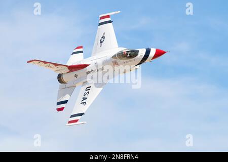 Thunderbird F-16 High Speed Pass Stockfoto