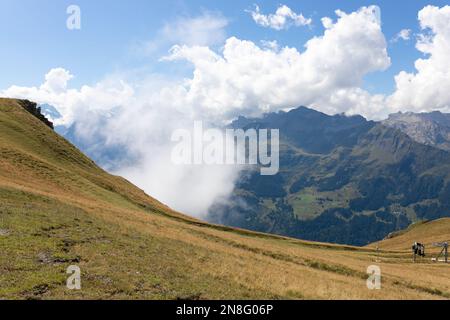 Panoramapfad von Mannlichen nach kleine Schedegg, Wengen. Blick auf den geschlossenen Wolkenfall im Tal in den Schweizer alpen. Stockfoto