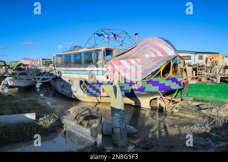 Alternative Leben auf einem künstlerischen und ungewöhnlich gebauten Hausboot am Ufer des Flusses Adur, Shoreham-by-Sea, West Sussex, England, Großbritannien Stockfoto