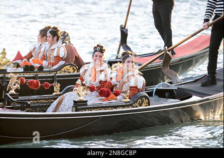 Venedig, Italien. 11. Februar 2023. Erste offizielle Veröffentlichung der Marie del Carnevale 12 mit der Prozession am Canale Grande und der Präsentation auf der Piazza San Marco Credit: Independent Photo Agency/Alamy Live News Stockfoto