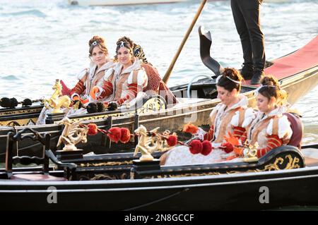 Venedig, Italien. 11. Februar 2023. Erste offizielle Veröffentlichung der Marie del Carnevale 12 mit der Prozession am Canale Grande und der Präsentation auf der Piazza San Marco Credit: Independent Photo Agency/Alamy Live News Stockfoto