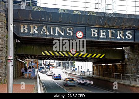 Brains Beers Werbung auf einer Eisenbahnbrücke im Cardiff Centre. Im Sommer 2022. Stockfoto