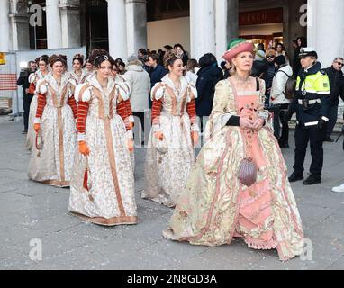 Venedig, Italien. 11. Februar 2023. Erste offizielle Veröffentlichung der Marie del Carnevale 12 mit der Prozession am Canale Grande und der Präsentation auf der Piazza San Marco Credit: Independent Photo Agency/Alamy Live News Stockfoto