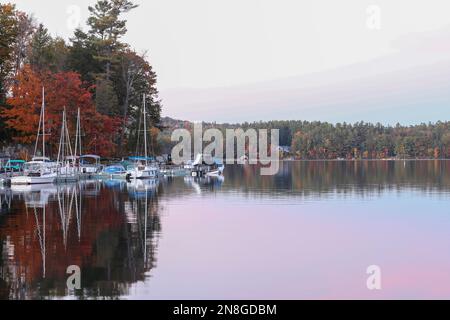 Die Einheimischen nannten diese Gegend "See der Wildgans". Bevor Sunapee eine Touristenstadt wurde, war es ein Industriegebiet. Als die Fabriken starben und die Stockfoto