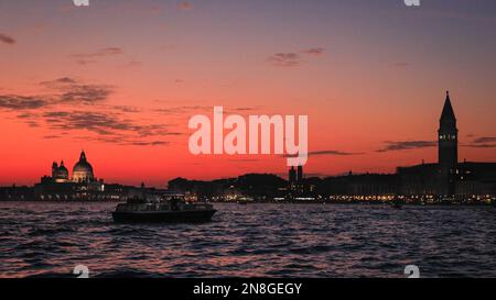 Venedig, Italien. 11. Februar 2023. Die Skyline von Venedig bei Sonnenuntergang. Ein wunderschöner Sonnenuntergang endet mit einem Tag voller Sonne, blauem Himmel und etwas milderen Temperaturen in Venedig, Italien. Kredit: Imageplotter/Alamy Live News Stockfoto