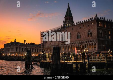 Venedig, Italien. 11. Februar 2023. Der Dogenpalast bei Sonnenuntergang. Ein wunderschöner Sonnenuntergang endet mit einem Tag voller Sonne, blauem Himmel und etwas milderen Temperaturen in Venedig, Italien. Kredit: Imageplotter/Alamy Live News Stockfoto