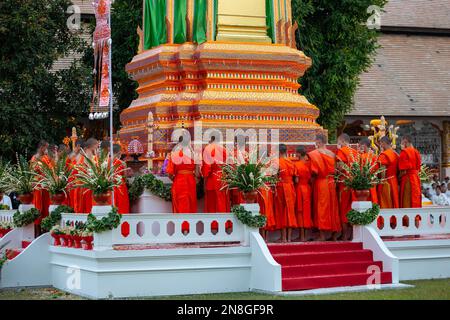 Thailändische buddhistische Mönche nehmen an der Beerdigung von