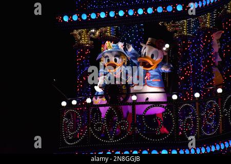 Eine Donald-Ente und Daisy bei Nacht Parade im Tokyo Disney Land Stockfoto