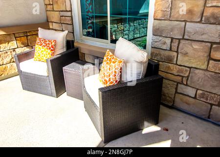 Zwei Sessel Mit Wicker-Armstühlen Auf Der Vorderen Terrasse Stockfoto