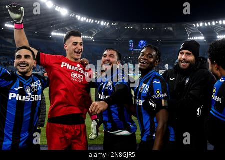 Rom, Italien. 11. Februar 2023. Atalanta-Spieler feiern am Ende der Serie Ein Fußballspiel zwischen SS Lazio und Atalanta BC im Olimpico-Stadion in Rom (Italien), Fenruary 11., 2023. Foto Andrea Staccioli/Insidefoto Credit: Insidefoto di andrea staccioli/Alamy Live News Stockfoto