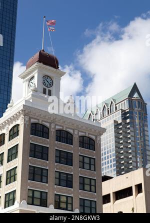 Blick auf ein Rathaushaus im Retro-Stil mit Uhrenturm und einem modernen Wolkenkratzer im Zentrum von Tampa (Florida). Stockfoto