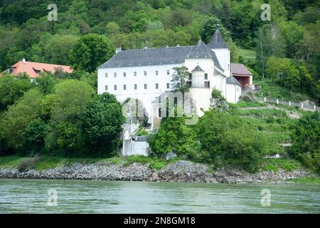 Blick auf die historische Abtei Schönbühel, erbaut von der Donau in der Wachau-Region (Österreich). Stockfoto