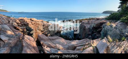 Der berühmte Thunder Hole Rocky Shofrelinein Acadia-Nationalpark an der Küste von Maine Stockfoto