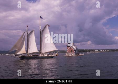 Schoner Stephen Tebo überquert vor Rockland, Maine Breakwater Leuchtturm Stockfoto