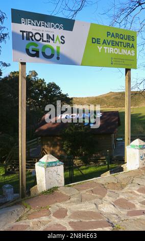Schild am Eingang zu einem Park mit Seilbahn durch Bäume Tirolinas Go! Santander Cantabria Spanien Stockfoto