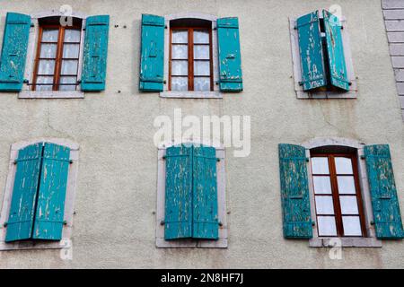Grüne Fensterläden auf einem alten Gebäude in Ollon, Schweiz Stockfoto
