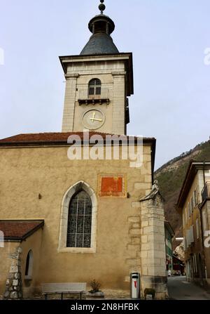 Alte Kirche von 1735 im Dorf Ollon in der Schweiz Stockfoto